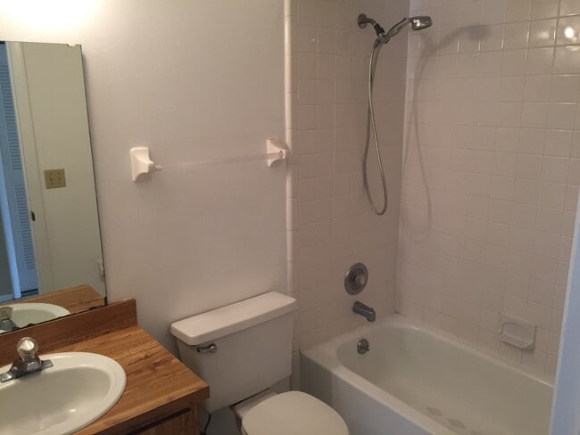 Building Photo - 2 bed 2 bath with Fenced in backyard!