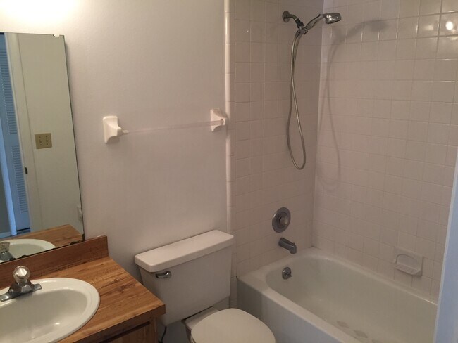 Foto del edificio - 2 bed 2 bath with Fenced in backyard!