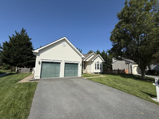 Building Photo - 815 Aztec Dr