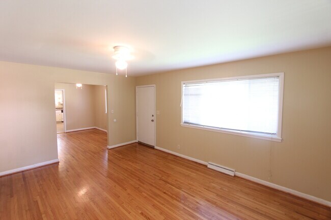Building Photo - New On The Market!  Great Curb Appeal! Bet...