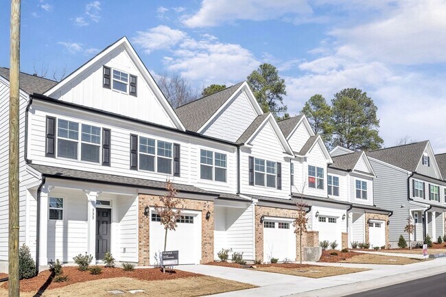 Foto del edificio - Updated Townhome with 1 Car Garage - close to Southpoint!