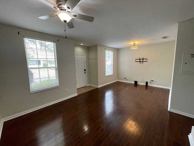 Building Photo - Charming Townhouse in Bustling Wesley Chapel!