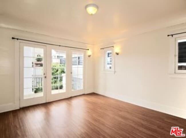 Building Photo - 1034 N Kenmore Ave