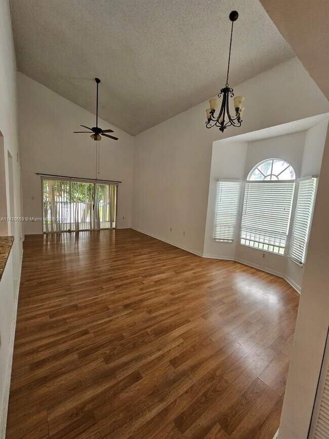 Building Photo - 2206 Glenmoor Dr