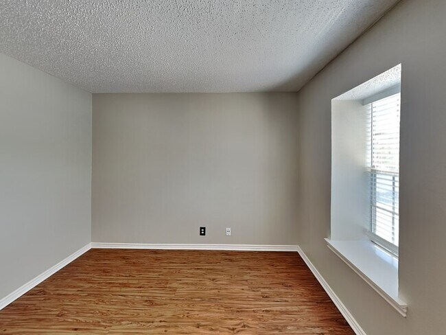 Foto del edificio - 931 Roaring Springs Rd