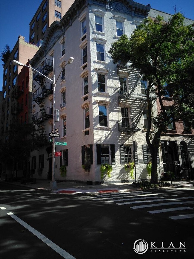 Building Photo - 304 W 10th St