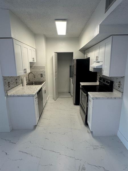 Building Photo - 3221 Sabal Palm Manor
