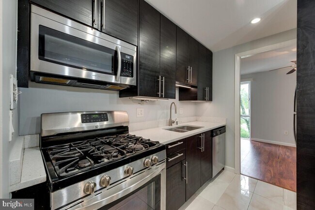 Foto del edificio - 7312 Donnell Pl