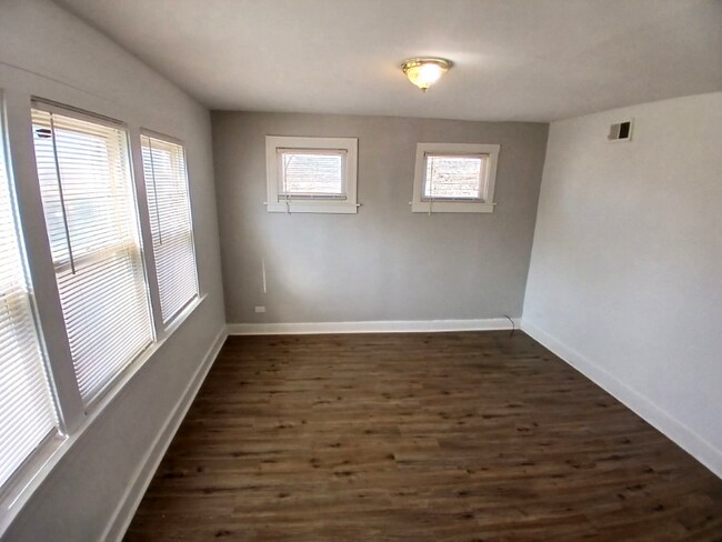 Foto del edificio - 708 W 116th Pl