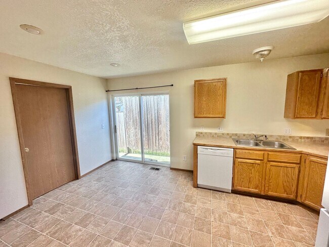 Foto del edificio - Available Now! 2 Bedroom 1.5 Bath with Att...
