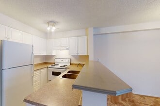 Building Photo - The Pointe at Applewood