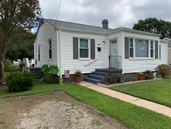 Building Photo - 631 Willow Dr