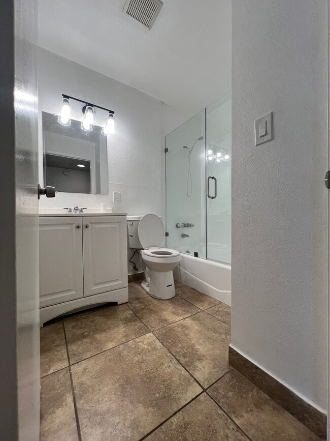 Building Photo - 1447 E Windsor Rd