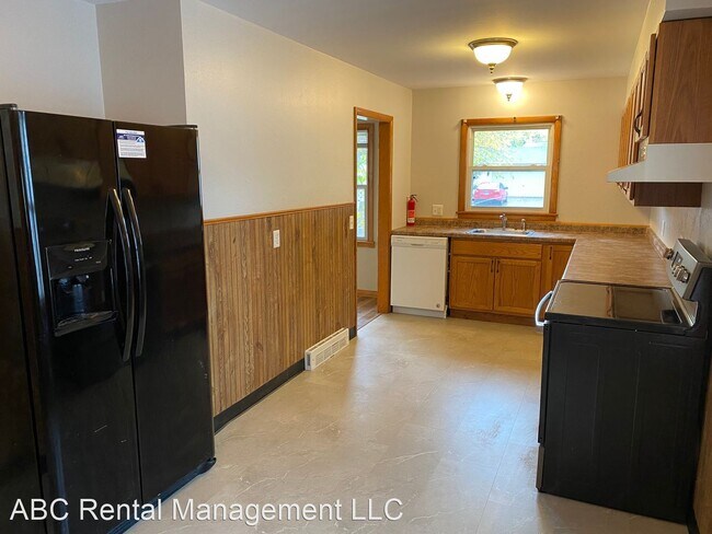 Building Photo - 4 br, 2 bath House - 700 N Genesee St