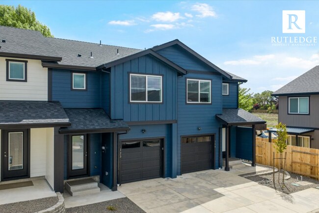 Foto del edificio - STUNNING 3 Bed / 2.5 Bath Brand New Townhome / End Unit !!!