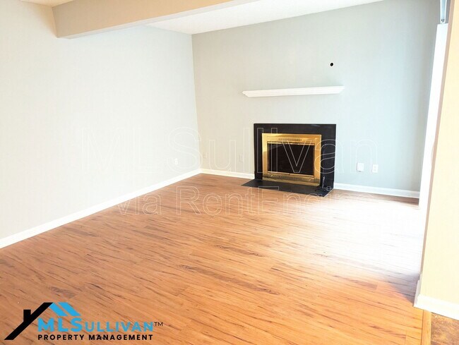 Foto del edificio - 4101-4105 Five Oaks Dr