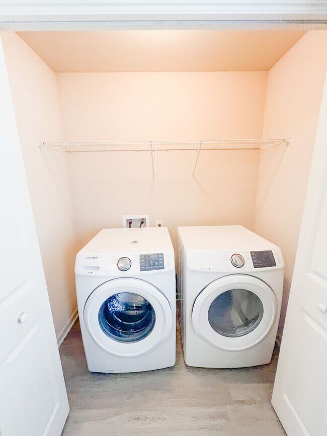 Foto del edificio - 2 Bedroom 1.5 Bathroom Townhome