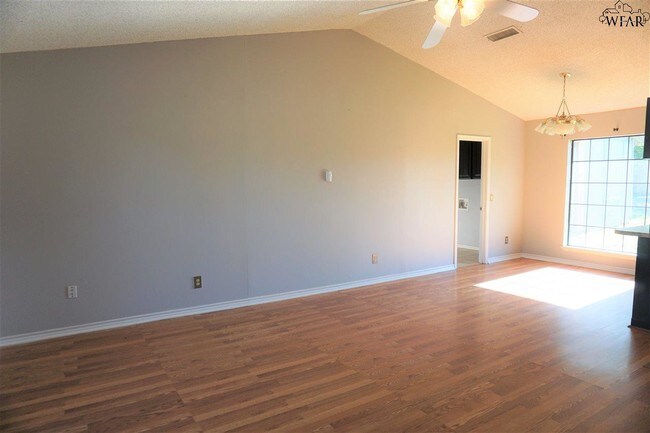 Building Photo - 1613 City View Dr