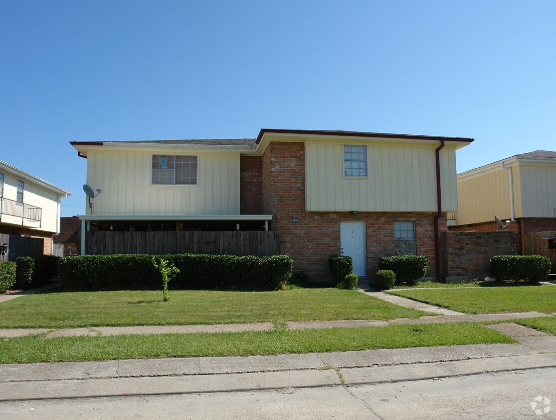 Primary Photo - 3732 Martinique Ave
