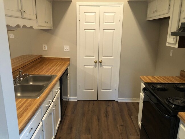 Foto del edificio - 3615 Lakehurst Dr