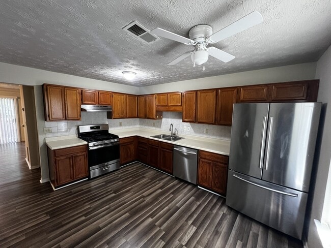 Foto del edificio - 6617 Meadow Green Cir