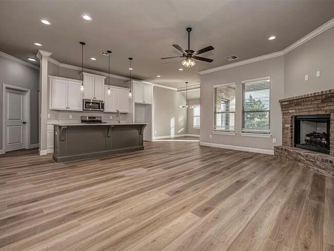 Building Photo - Modern 4-Bed, 2-Bath Mustang Home with 3-Car Garage!