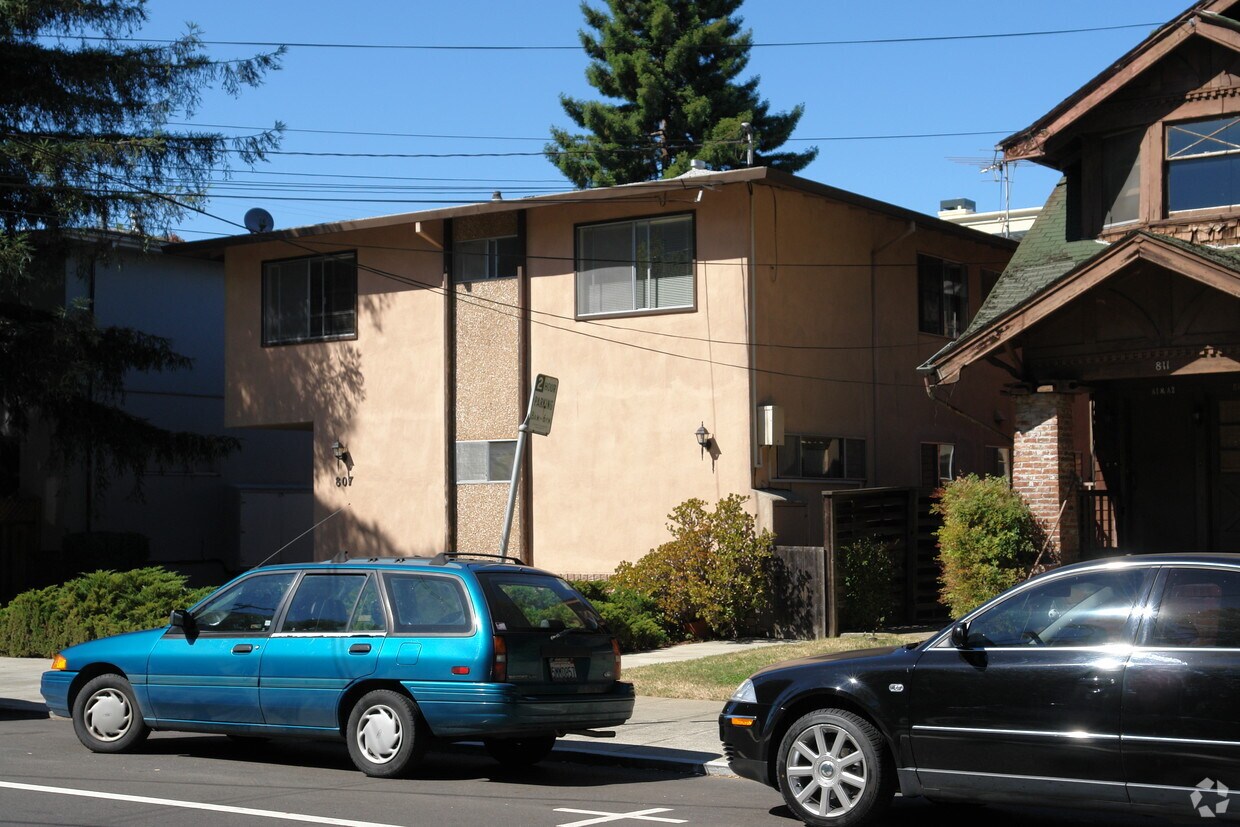 Foto del edificio - 807-811 Laurel Ave