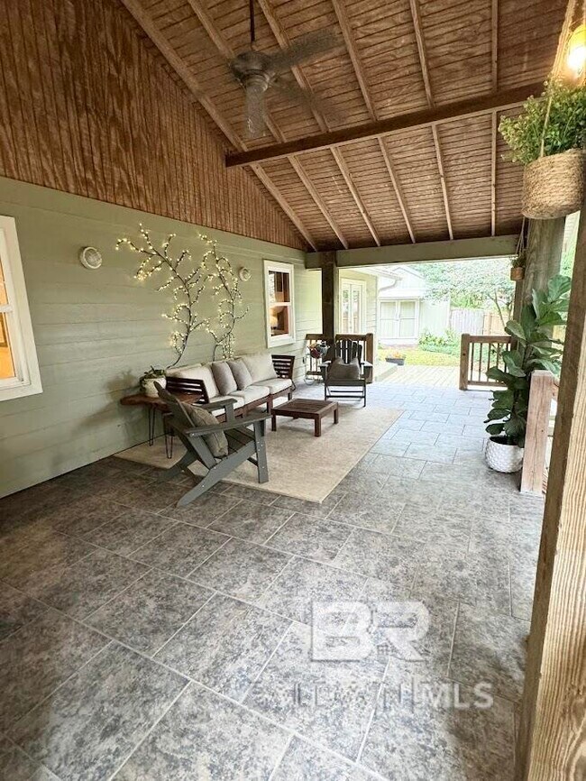 Foto del edificio - 533 Gayfer Ave