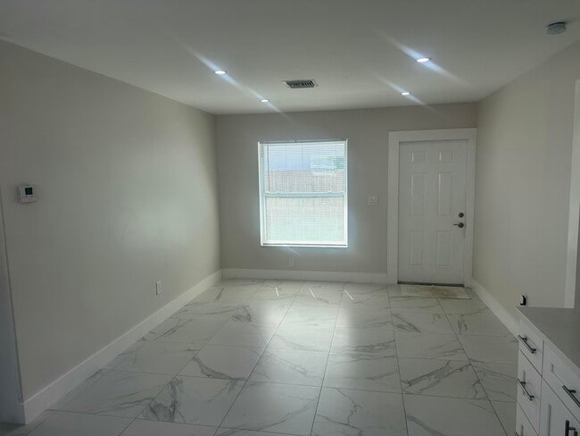 Foto del edificio - 1227 NW 6th Ave