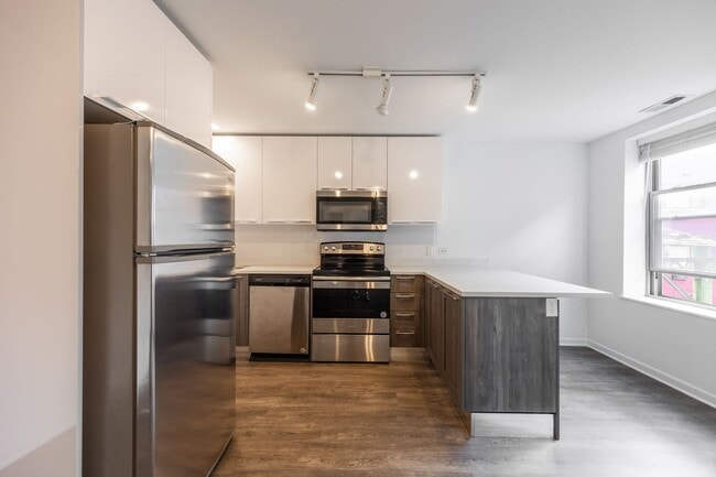 Building Photo - Renovated 1 Bed in Uptown!