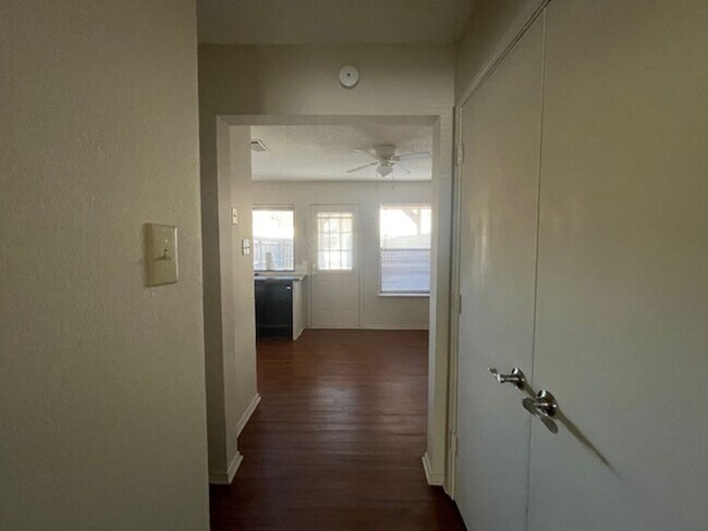 Foto del edificio - 221 Meadow Ct