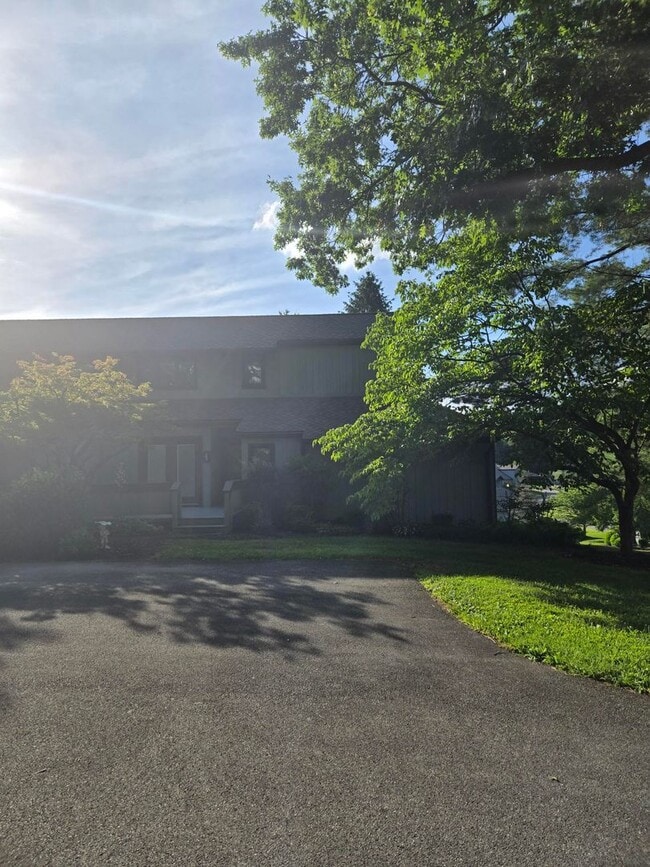 Foto del edificio - Spacious 3-Bedroom Condo in Gated Community – Modern Comfort & Convenience!