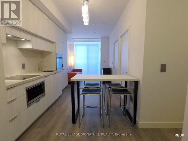 Photo du bâtiment - 8 Eglinton Ave E