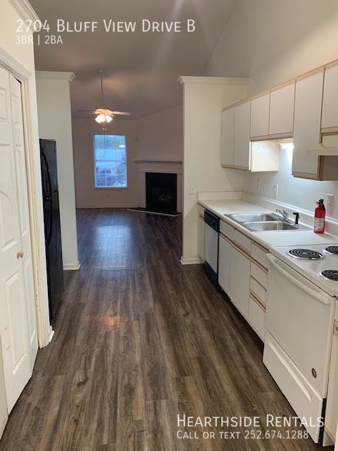 Foto del edificio - 2704 Bluff View Dr