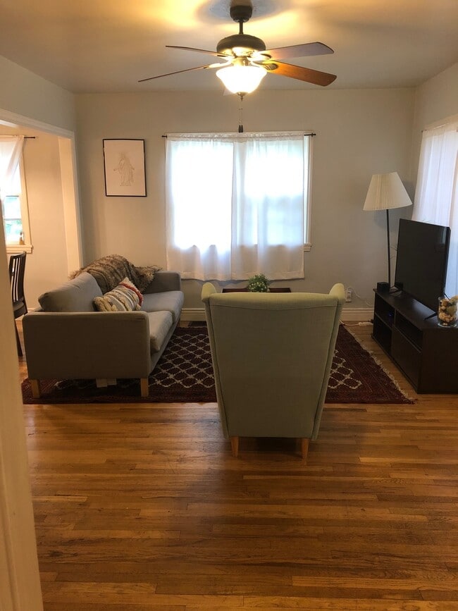 Building Photo - Dean 202/204