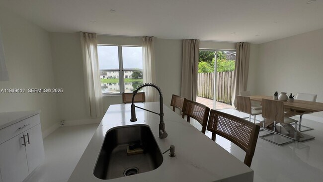 Foto del edificio - 949 NE 42nd Ave