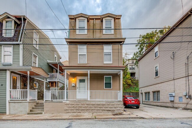 Foto del edificio - FULLY RENOVATED 3 BEDROOM HOUSE IN THE HEA...