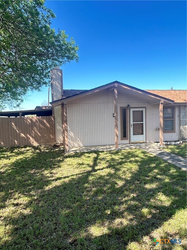 Building Photo - 1051 Country Club Dr