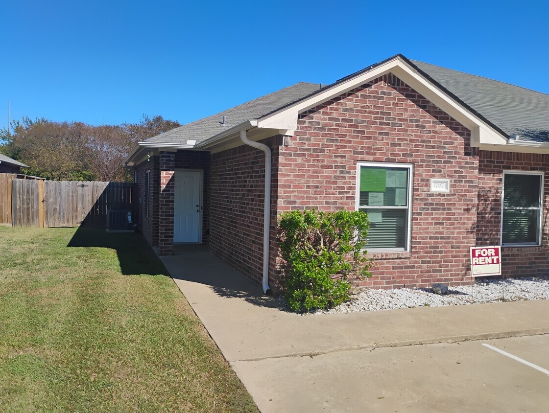 Entrada - 1707 Prairie Dr