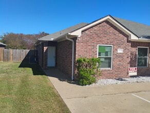 Building Photo - 1707 Prairie Dr