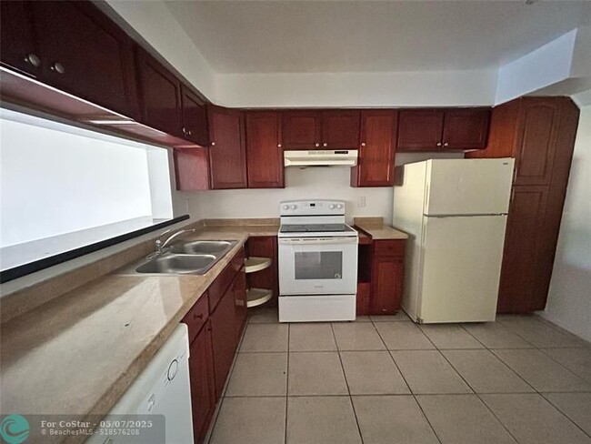 Building Photo - 2205 SW 80th Terrace