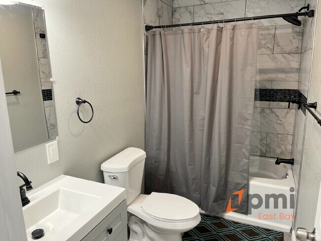 Foto del edificio - Captivating 3br / 1ba Apartment with Stunning Carquinez Bridge Views