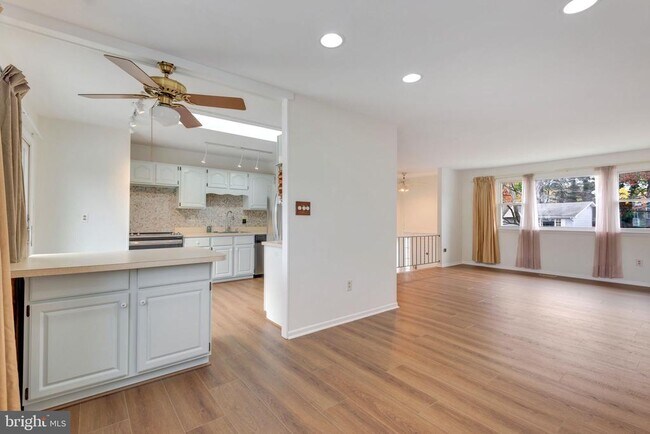 Building Photo - 852 Birchwood Ct