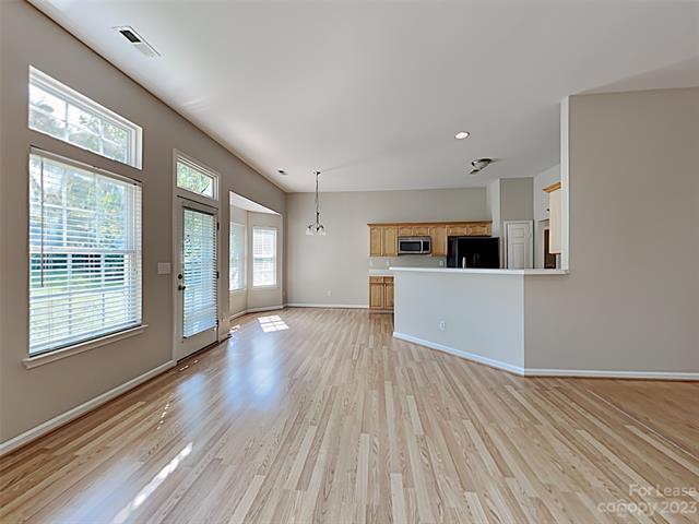 Foto del edificio - 6977 Honey Tree Ln