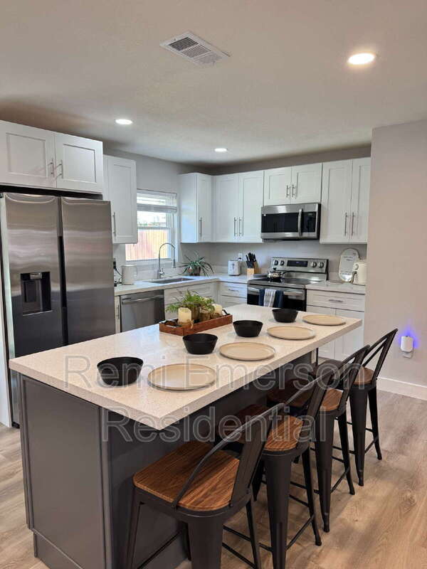 Foto del edificio - 14120 Rutgers Ave