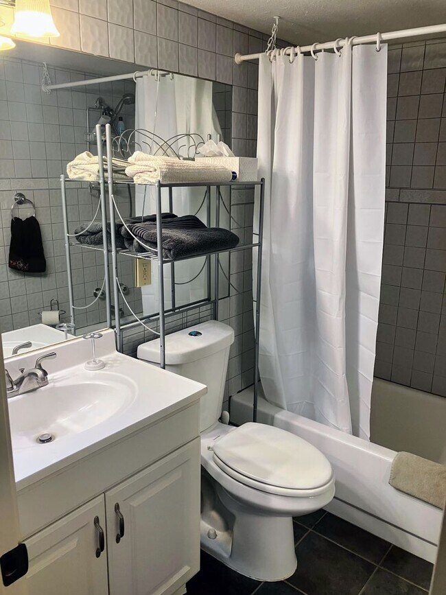 Foto del edificio - Stylish 3BR/2BA Single-Level Home — Lease Takeover