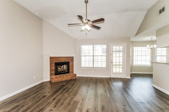 Foto del edificio - 7550 Roundleaf Dr