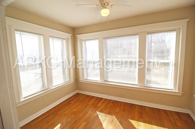Building Photo - 912 E 39th St