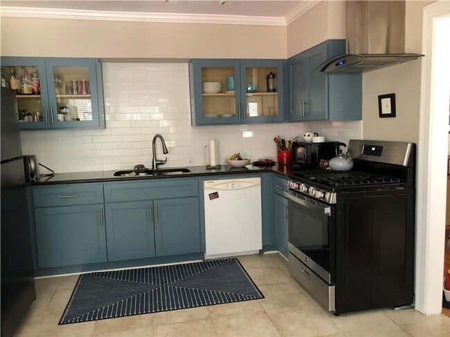 Building Photo - 2920 Windsor Rd