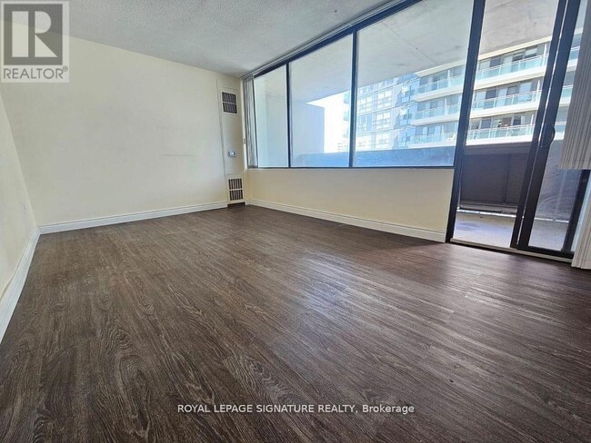 Building Photo - 720-720 Spadina Ave.